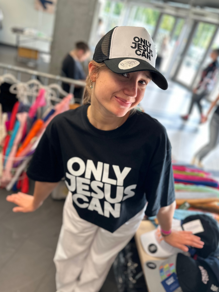 Czapeczka chrześcijańska trucker | ONLY JESUS CAN | Biało-czarna