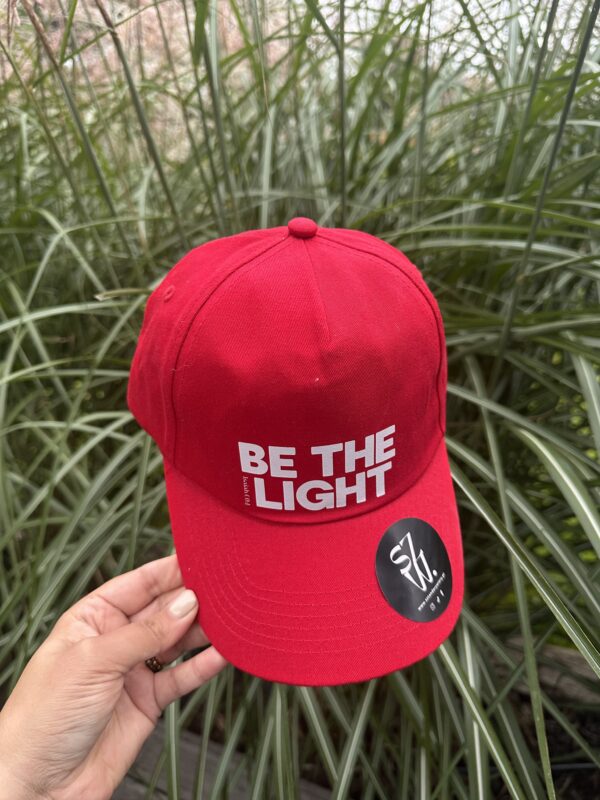Czapeczka z daszkiem | BE THE LIGHT | Czerwona