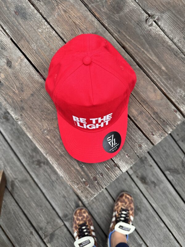 Czapeczka z daszkiem | BE THE LIGHT | Czerwona