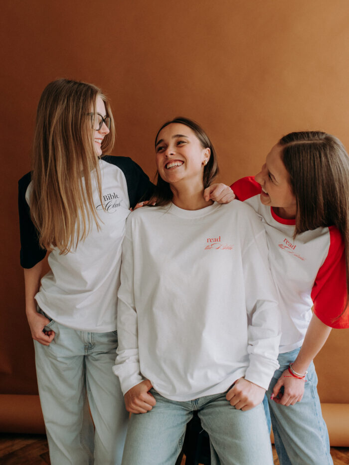 Koszulka chrześcijańska "Cool Girls read the bible" | Czerwony Raglan